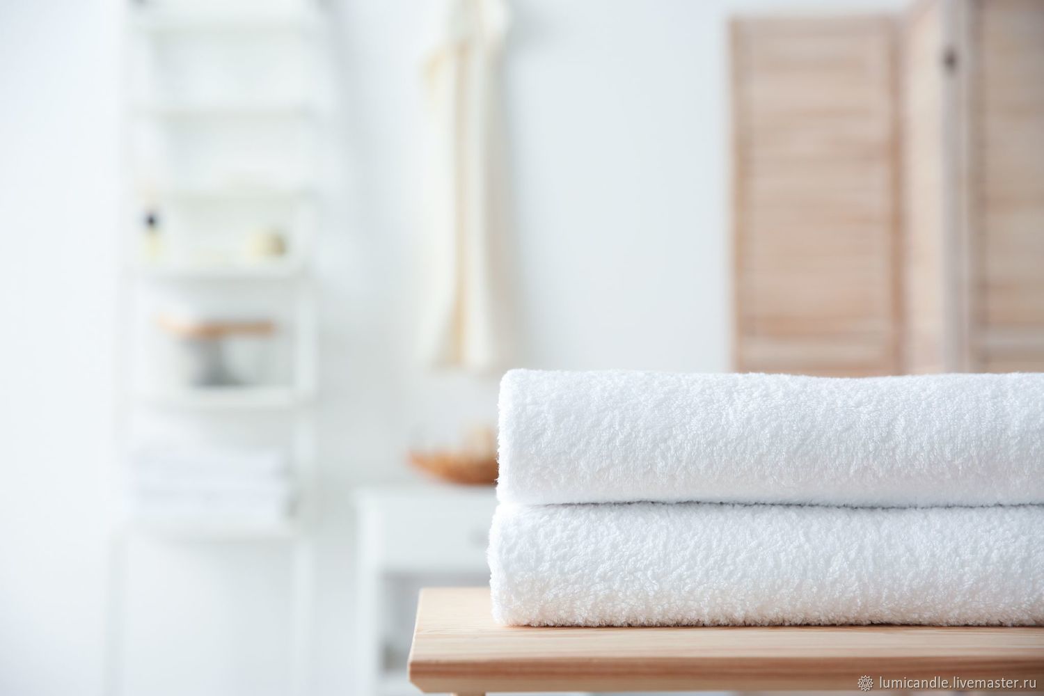 Ванна полотенце картина. Белое полотенце. Полотенце на столе. Полотенца в ванной комнате. Стопка махровых полотенец.